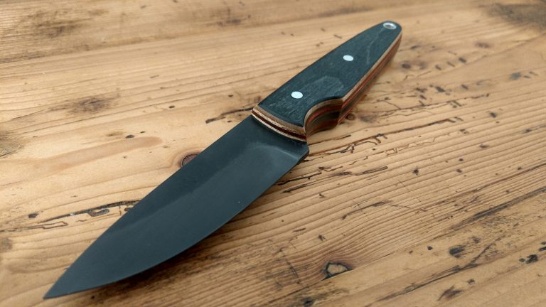 Messer aus altem Sägeblatt mit Messergriff aus buntem Skateboardholz Upcycling